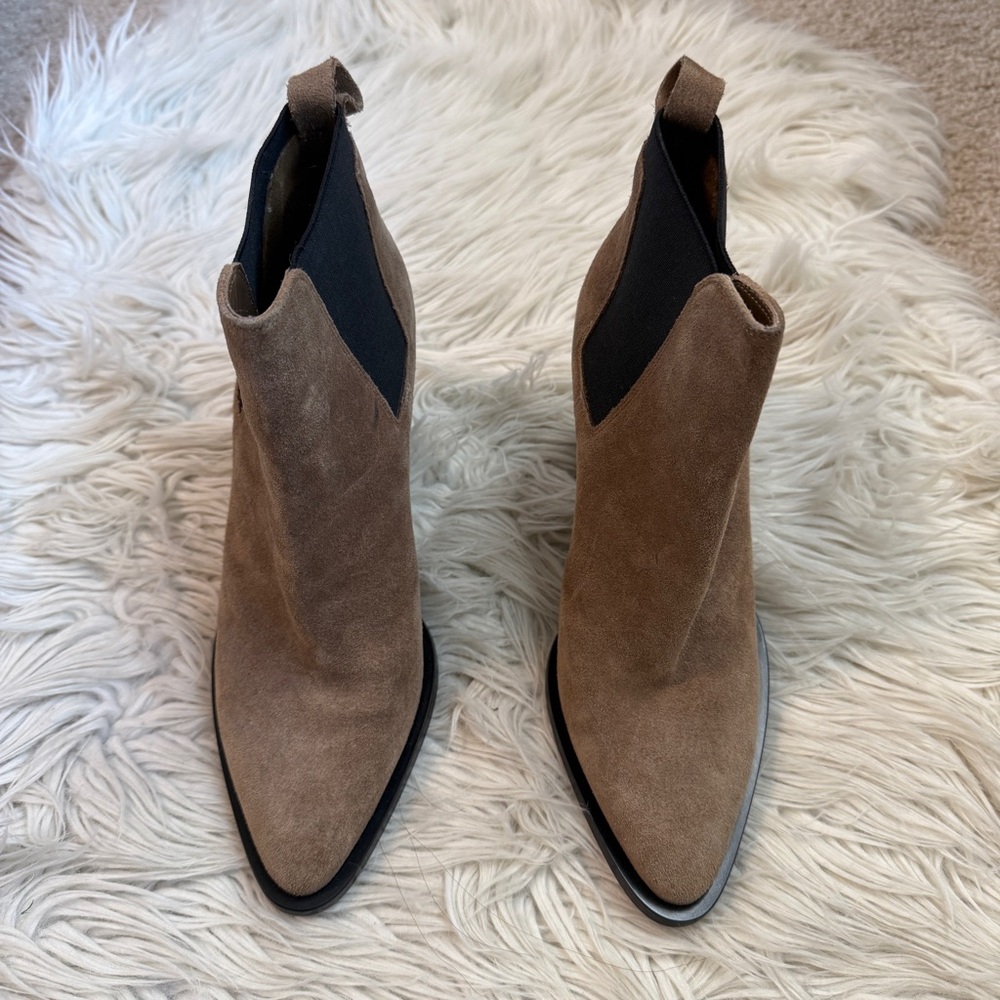 NWOB Vince Edith Suede Chelsea Stretch Panel Bootie Ankle Boot Taupe 7 38